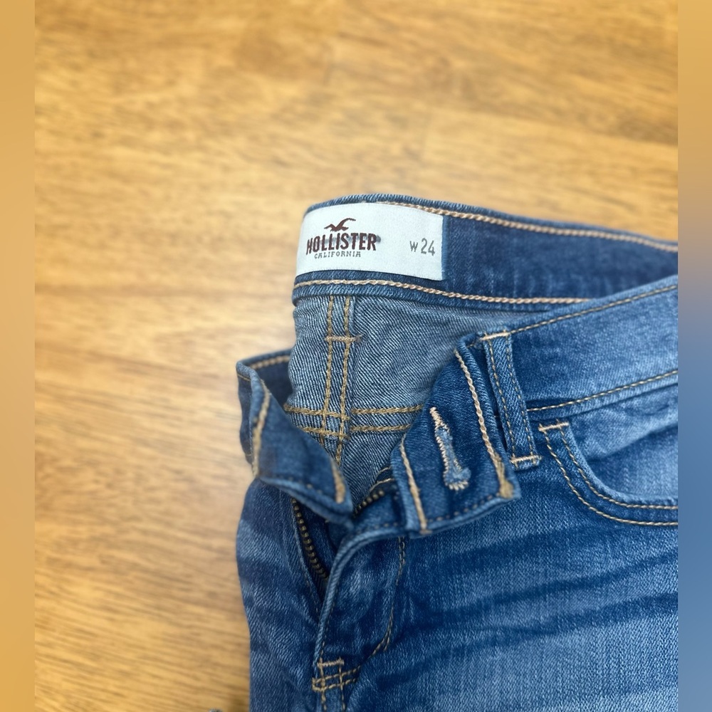 Hollister Low Rise, light wash denim shorts, size 0 - Picture 3 of 5